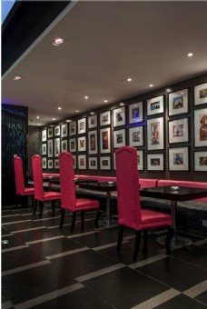 现代浪漫风情餐厅玫红色椅子工装装修图