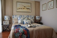 现代时尚卧室青花瓷纹理床头室内装修图