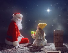 圣诞老人和拿着礼物的小女孩