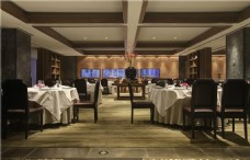 时尚高级餐厅褐色系餐桌工装装修效果图