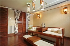 中式柱中式风情客厅柱体金色花纹吊灯室内装修图