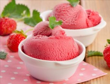 健康饮食草莓冰沙冰淇淋