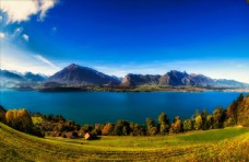 瑞士山秋季湖泊风景