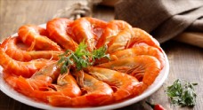 特写海鲜美味煮虾和香菜