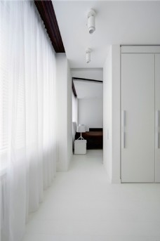 现代极简卧室白色亮面衣柜室内装修效果图