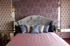 现代浪漫卧室深紫色背景墙室内装修效果图