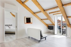 沙发背景墙北欧简约卧室浅色木地板室内装修效果图