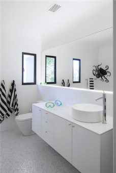现代清新卫生间白色洗手台室内装修效果图