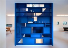 现代时尚客厅亮蓝色柜子室内装修效果图