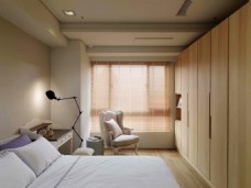 现代温馨卧室淡黄色木制衣柜室内装修效果图