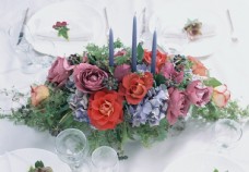 餐桌上的鲜花装饰