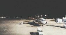 夜色下的飞机场