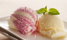草莓味冰淇淋